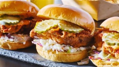 زي المطاعم حضري برجر الدجاج المقرمش المنزلي