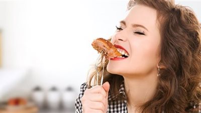 أطعمة ومشروبات ممنوع تناولها مع اللحم.. خبيرة تغذية تكشف السبب