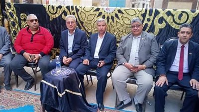 وكيل تعليم الشرقية يؤدي واجب العزاء لأسرة معلم توفى أثناء العمل