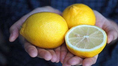 هل عصير الليمون يعمل على إزالة السموم وتنشيط الجسم؟