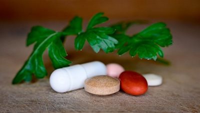 المضادات الحيوية أم العلاج بالأعشاب.. أيهما أكثر أمانًا؟