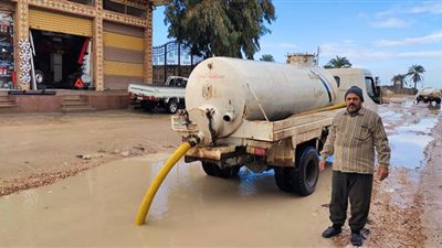 استمرار رفع تراكمات مياه الأمطار بشوارع البحيرة