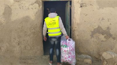 جمعية الأورمان توزع 500 بطانية بقرى أسيوط ضمن حملة 
