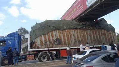 العناية الإلهية تنقذ الطريق الزراعي من كارثة.. اصطدام سيارة نقل بكوبري بنها