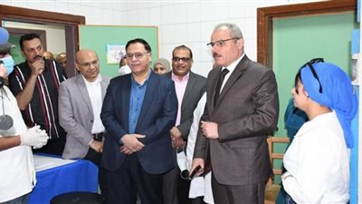 رئيس جامعة القناة يقود حملة للتبرع بالدم| صور