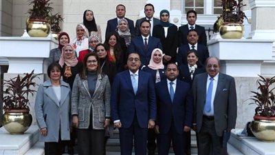 مدبولي يلتقي أوائل خريجي جامعة 