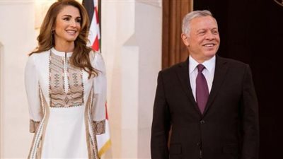 الملكة رانيا العبد الله تتألق بالبليسية أثناء استلام جائزة الطريق إلى السلام