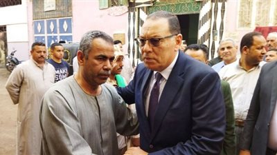 محافظ الشرقية يُؤدي واجب العزاء لأسرة 