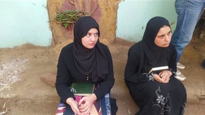 بعد الحكم على المتهمين.. أسرة بسنت خالد تقرأ القرآن على قبرها