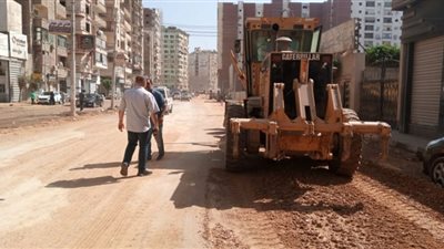 رئيس حي غرب المنصورة يُتابع أعمال الرصف بمنطقة سامية الجمل