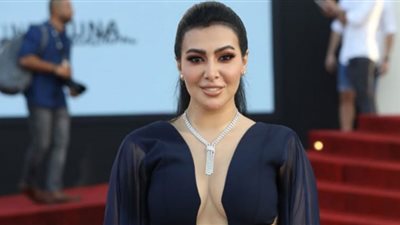 ميرهان حسين تستعرض أنوثتها بالكب الأسود (صور)