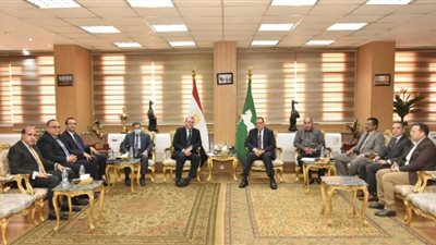 محافظ الشرقية يلتقي مساعد وزير التنمية المحلية للريف المصري والمشروعات القومية