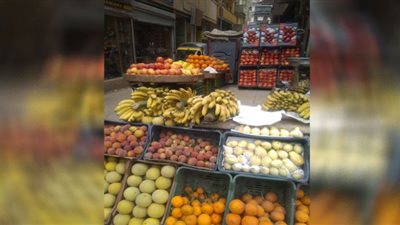 إقبال كثيف لمواطنى الدقهلية على شراء الخضراوات والفاكهة بعد إنخفاض الأسعار