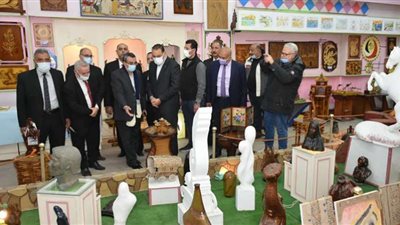 محافظ الشرقية يفتتح معرض التربية الفنية بمدرسة السادات الإعدادية بالزقازيق