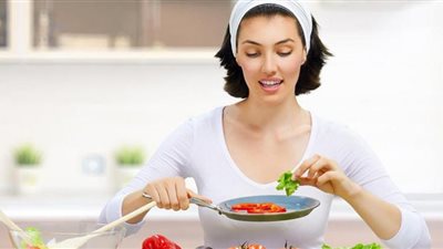 ما هي العادة الوحيدة التي تخفض الكوليسترول بعد سن الـ50.. خبيرة تغذية تجيب