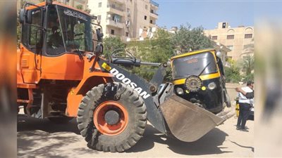 الجيزة تطارد التوك توك داخل جراجات حدائق الأهرام وتضبط 44 مركبة