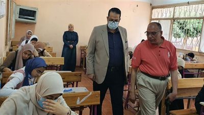 وكيل تعليم الغربية يتفقد امتحانات النقل بالمرحلة الثانوية