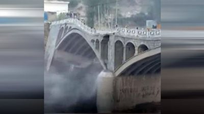 فيديو.. لحظة انهيار جسر في باكستان بسبب ذوبان نهر جليدي
