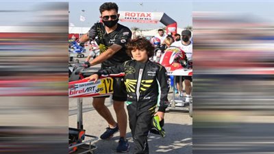 وزيرة الهجرة تهنئ الطفل 