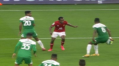 السوبر الأفريقي.. الحكم الكونغولي يتجاهل ركلة جزاء للأهلي أمام الرجاء