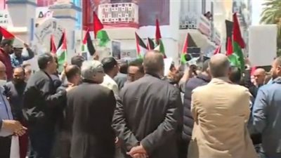 (فيديو) بالأعلام الفلسطينية.. وقفة للصحفيين بتونس للتنديد باغتيال شيرين أبو عاقلة