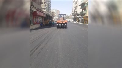 محافظ الشرقية يُتابع أعمال الرصف الجارية بمنطقتي القومية وفلل الجامعة