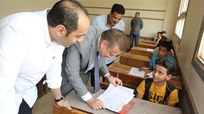 محافظ المنوفية يتابع لجان امتحانات الصف الأول الإعدادي بمدرسة إسلام عبدالقادر بالأخماس