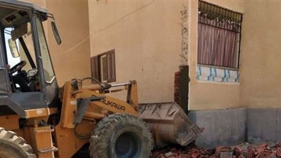إزالة اشغالات عشوائية بمدينة العاشر من رمضان