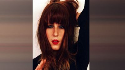 أسما شريف منير تستعرض أنوثتها بفستان أصفر (صور)