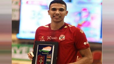مهاب سعيد يفوز بجائزة أفضل لاعبًا في مباراة الأهلي ودون بوسكو الإيفواري