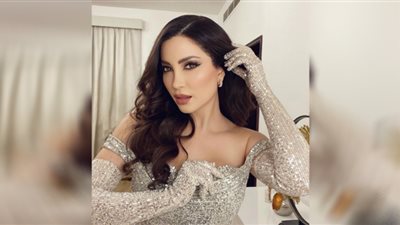 كالأميرات.. نسرين طافش تستعرض أنوثتها بالأسود المكشوف (صور)