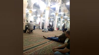 المصلون يتوافدون على مسجد السيدة نفيسة.. ومحبون يطالبون بضرورة فتح الضريح