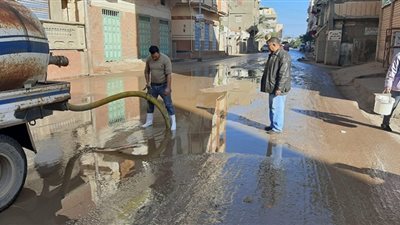 رئيس مدينة عزبة البرج بدمياط يتفقد جهود كسح مياه الأمطار