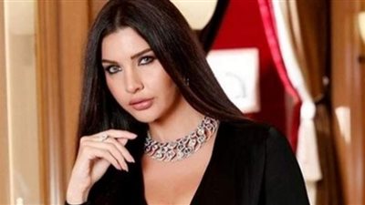 بالأحمر الجريء.. لاميتا فرنجية تستعرض أنوثتها أمام شجرة الكريسماس (صور)