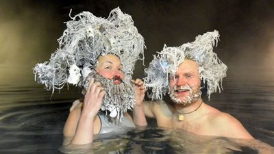 مسابقة الشعر المتجمد.. ظاهرة مناخية غريبة في كندا تجذب مئات السياح (فيديو)