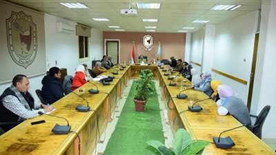 رئيس جامعة سوھاج يشهد ورشة عمل لطلاب المستوى الخامس في برنامج الصيدلة الإكلينيكية