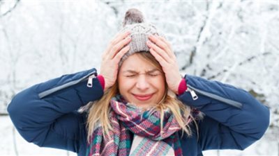 لماذا نشعر بالصداع أثناء الطقس البارد؟.. طبيب أعصاب يكشف السر