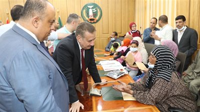 محافظ المنوفية يسلم مساعدات مالية وعينية ل 50 حالة ضمن لقاءات رد الجميل