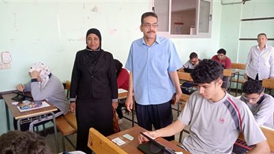 ٢٧٥٨ طالبًا وطالبة بالبحر الأحمر يؤدون امتحان الصف الثاني الثانوي إلكترونيًا