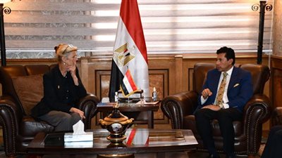 وزير الرياضة يبحث مع ممثلة صندوق الأمم المتحدة للسكان أطر التعاون في التوعية بالتغيرات المناخية