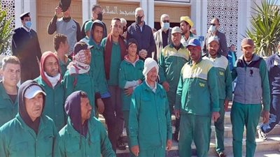 محافظ جنوب سيناء يثني على أعمال النظافة بـ شرم الشيخ ويصرف مكافأة للعمال