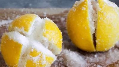 دراسة تكشف فوائد وضع الليمون والملح بجانب السرير