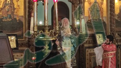 الشموع وطقوس يونانية فريدة .. الروم الارثوذكس في مصر يحتفلون بميلاد المسيح (صور وفيديو)
