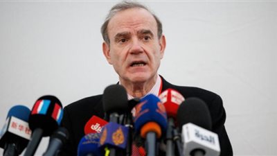 احتجاز المنسق الأوروبي للمحادثات النووية الإيرانية في مطار فرانكفورت