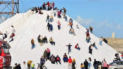 صور.. جبال الملح ببورفؤاد مزار سياحي جديد بديل للجليد