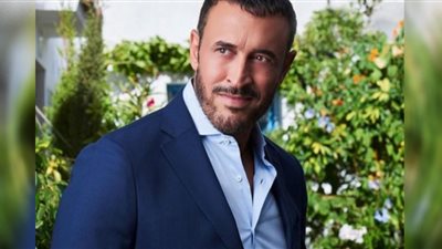 هل ركّب طرفًا اصطناعيًا.. كاظم الساهر يثير قلق جمهوره بسبب قدمه اليسرى (فيديو)