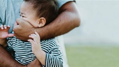 تركوا لوالدته رقم دولي.. تفاصيل اختطاف طفل من والدته في الهرم