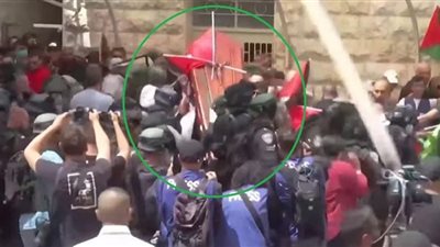 محاولة إسقاط نعش شيرين أبو عاقلة فضيحة جديدة للاحتلال شاهدها العالم (فيديو)