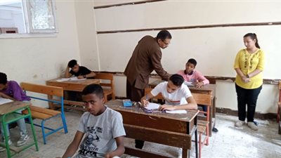 وكيل التعليم بالبحر الأحمر يتفقد أعمال امتحانات الإعدادية