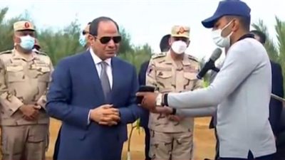 فيديو.. السيسي يشهد تجربة حية لمعرفة موعد الزراعة إلكترونيًا